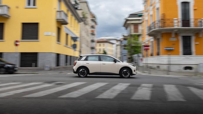 La GAC Aion UT de profil dans les rues de Milan