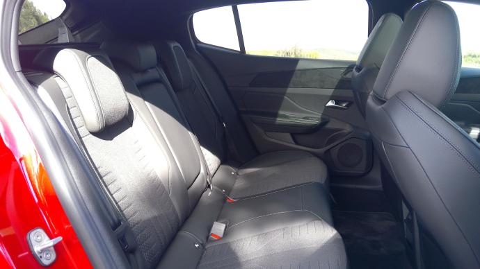 place arrière de la Peugeot 408 restylée (2026)
